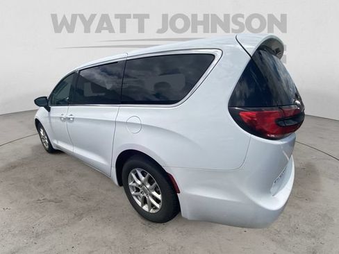 Used 2023 Chrysler Pacifica Touring-L FWD image 6