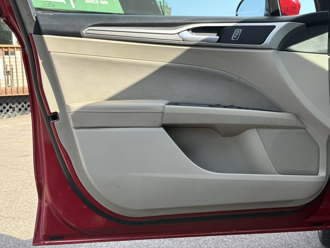 Used 2020 Ford Fusion SE FWD image 27