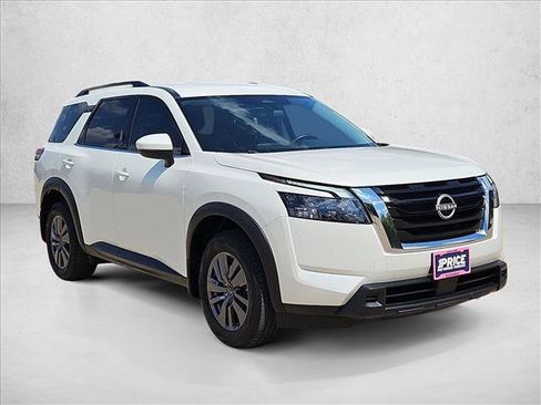 Used 2024 Nissan Pathfinder SV FWD image 3