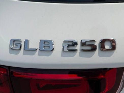 Used 2022 Mercedes-Benz GLB 250 4MATIC image 7