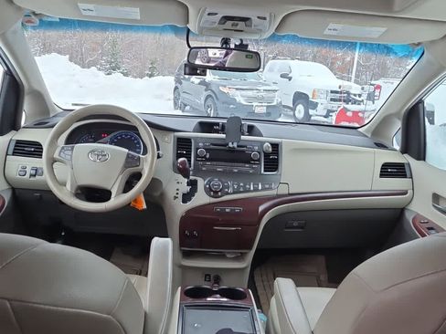 Used 2012 Toyota Sienna XLE image 7
