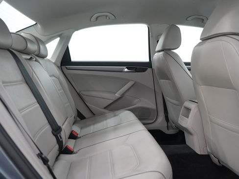 Used 2017 Volkswagen Passat 1.8T R-Line image 11