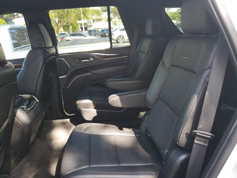 Used 2022 Cadillac Escalade Luxury image 7