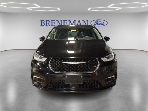 Used 2024 Chrysler Pacifica Touring-L image 2