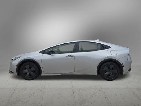 Used 2024 Toyota Prius LE FWD image 3