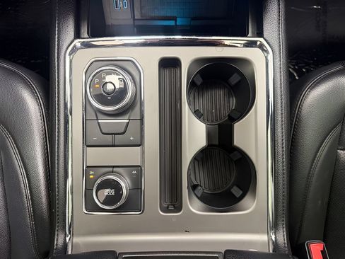 Used 2020 Ford Expedition XLT w/ Equipment Group 202A AWD/4WD image 25