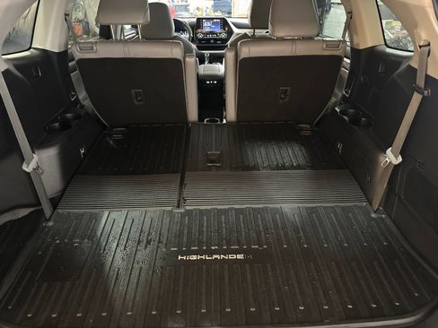 Used 2020 Toyota Highlander XLE FWD image 23