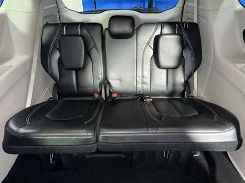 Used 2022 Chrysler Pacifica Touring-L w/ Uconnect Theater Family Group image 35