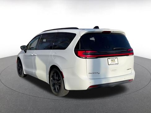 Used 2025 Chrysler Pacifica Limited image 11