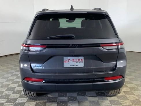 Used 2023 Jeep Grand Cherokee Altitude AWD/4WD image 12