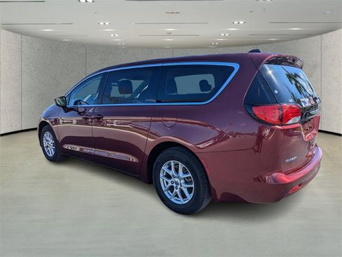 Used 2023 Chrysler Voyager LX image 5