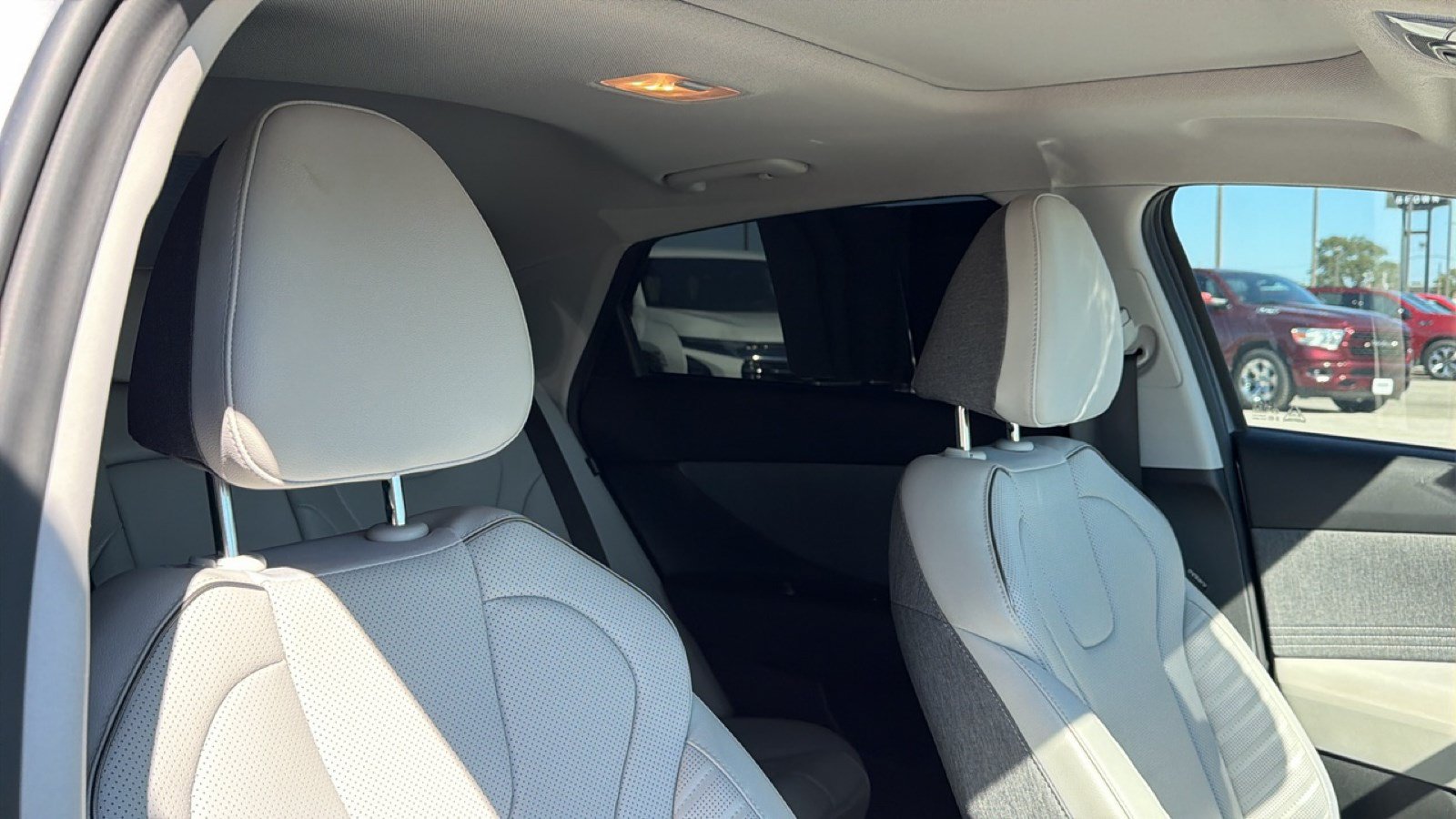 Used 2025 Hyundai Elantra Limited w/ Cargo Package FWD image 28