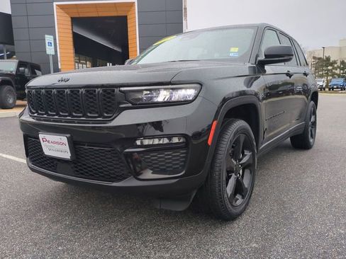 Used 2023 Jeep Grand Cherokee Limited w/ Black Appearance Package image 8