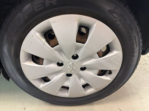 Used 2011 Toyota Yaris 4-Door Hatchback w/ Convenience Pkg FWD image 33