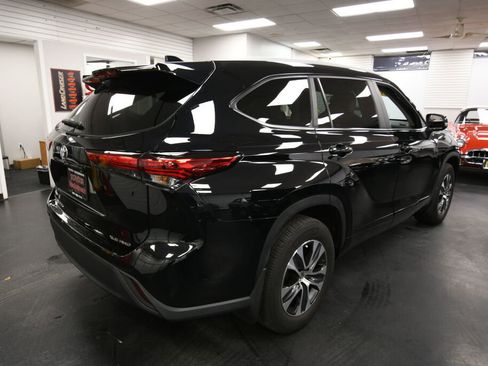 Certified 2023 Toyota Highlander XLE image 7