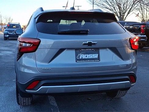 Certified 2025 Chevrolet Trax LT w/ Driver Confidence Package image 7