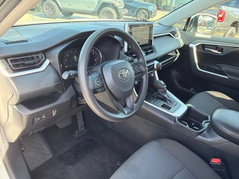 Used 2025 Toyota RAV4 XLE AWD/4WD image 10
