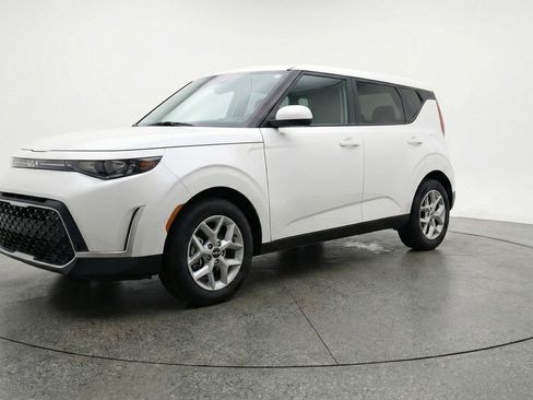Used 2025 Kia Soul LX w/ LX Technology Package FWD image 3
