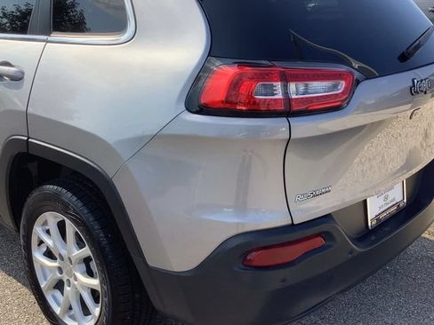 Used 2017 Jeep Cherokee Latitude w/ Safety/Convenience Group FWD image 32