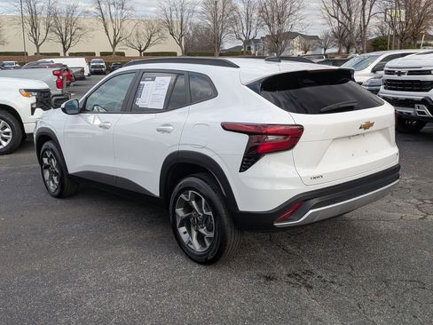 Used 2025 Chevrolet Trax LT w/ LT Convenience Package image 7