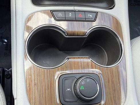 Used 2022 GMC Acadia SLE FWD image 18
