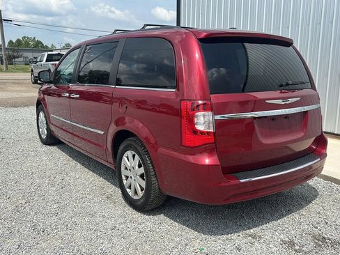 Used 2016 Chrysler Town & Country Touring w/ Driver Convenience Group FWD image 3