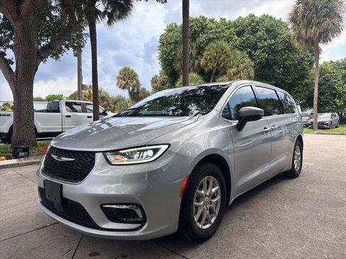 Used 2023 Chrysler Pacifica Touring-L FWD image 2