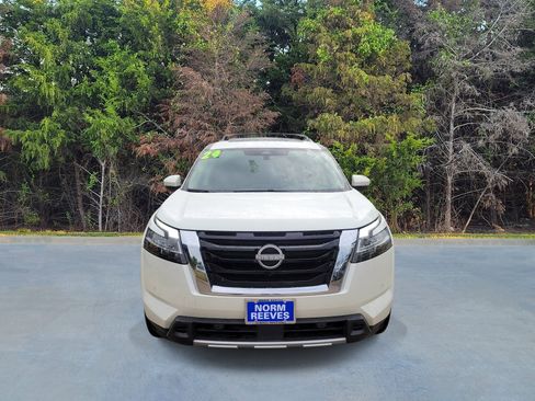Used 2024 Nissan Pathfinder Platinum FWD image 2