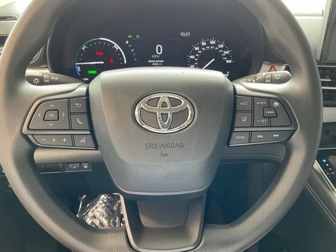 Certified 2025 Toyota Sienna LE FWD image 10