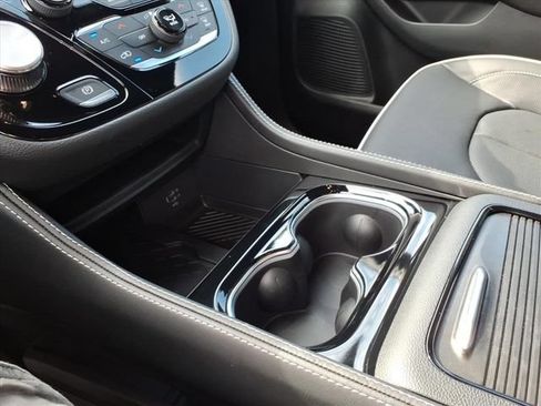 New 2027 Chrysler Pacifica Limited FWD image 25