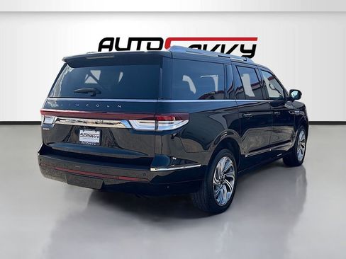 Used 2023 Lincoln Navigator L Reserve AWD/4WD image 7