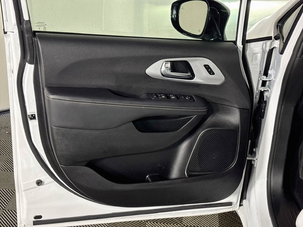 Certified 2025 Chrysler Pacifica Limited FWD image 11