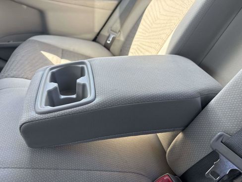 Used 2014 Toyota Camry LE image 9