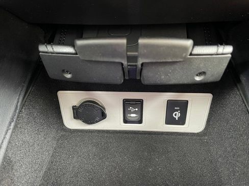 Used 2016 Toyota Avalon Limited image 22