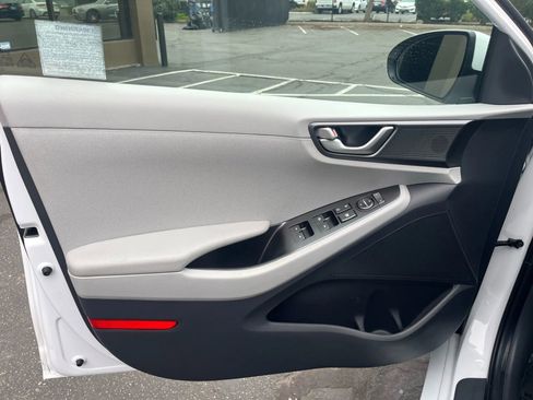 Used 2020 Hyundai Ioniq SE image 17