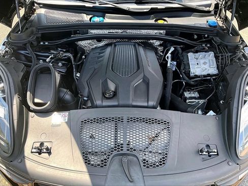Certified 2023 Porsche Macan AWD/4WD image 15