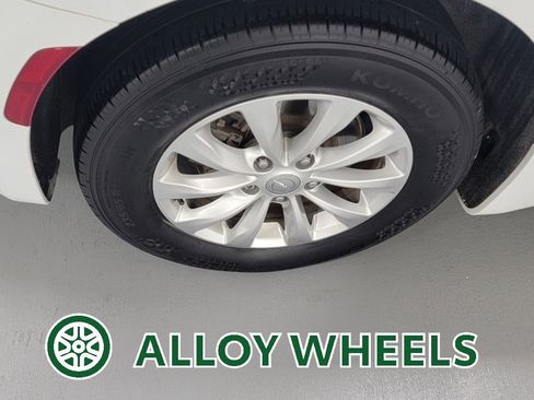 Used 2017 Chrysler Pacifica Touring-L image 10