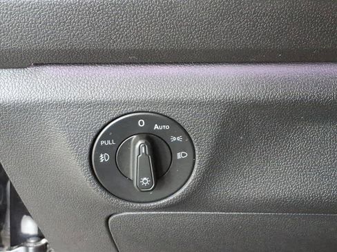 Used 2019 Volkswagen Jetta SEL Premium image 11