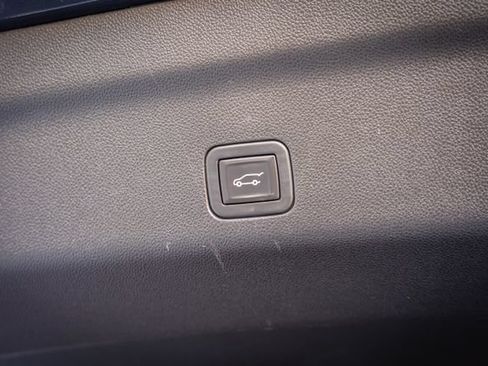 Used 2024 GMC Yukon XL SLT AWD/4WD image 34