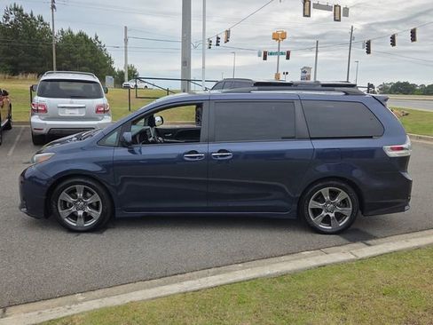 Used 2018 Toyota Sienna SE Premium FWD image 4