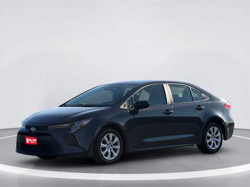 Used 2025 Toyota Corolla LE FWD image 2