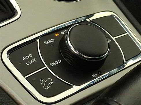 Used 2018 Jeep Grand Cherokee Limited image 25