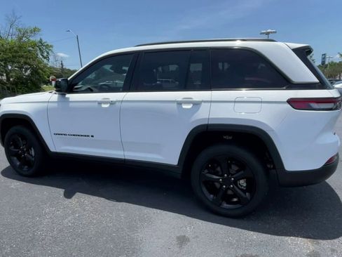 Used 2023 Jeep Grand Cherokee Altitude image 6