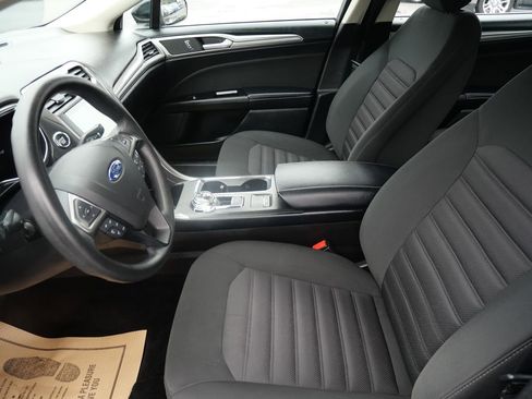 Used 2017 Ford Fusion SE w/ Fusion SE Technology Package image 10