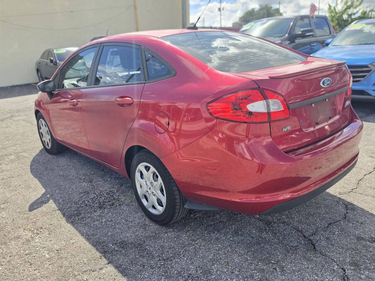 Used 2011 Ford Fiesta SE w/ Super Fuel Economy Pkg FWD image 4