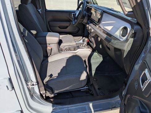 New 2025 Jeep Gladiator Sport image 28