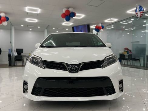 Used 2019 Toyota Sienna SE Premium w/ Carpet Mat Package image 2