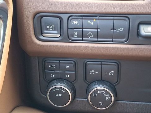 Certified 2021 Chevrolet Suburban High Country AWD/4WD image 25