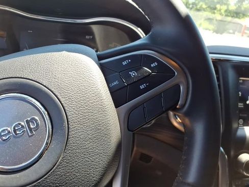 Used 2021 Jeep Grand Cherokee Laredo AWD/4WD image 27