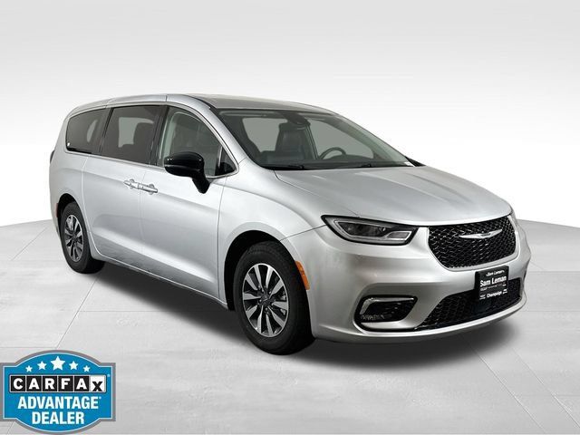 Used 2024 Chrysler Pacifica Limited FWD image 1